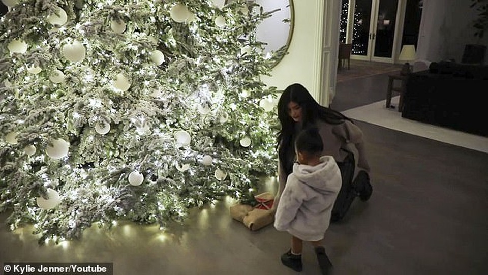 Kylie Jenner khoe ảnh cây thông Noel tại nhà riêng - 5 Kylie Jenner khoe ảnh cây thông Noel tại nhà riêng - 5