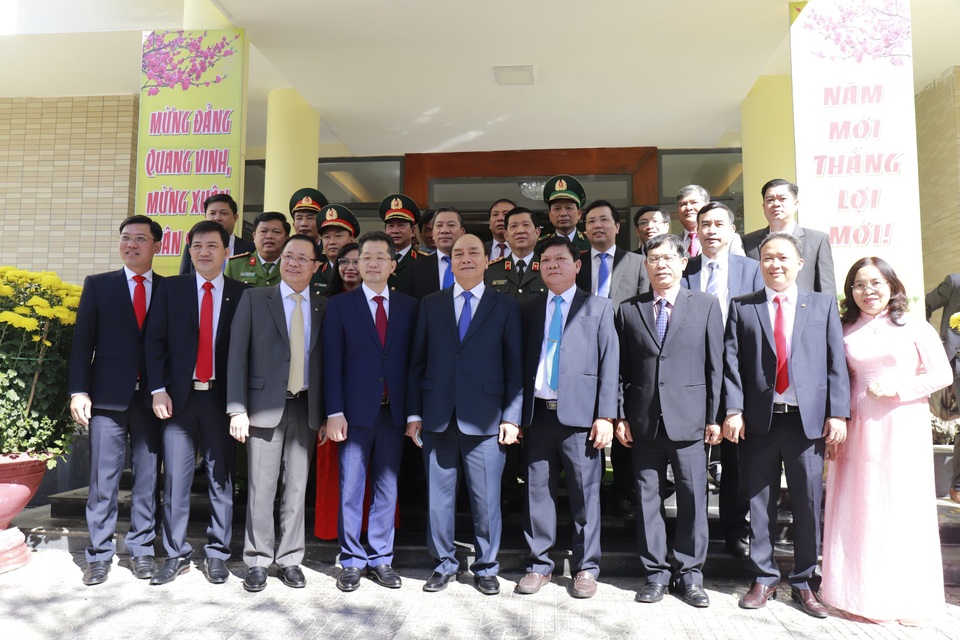 Thủ tướng Nguyễn Xuân Phúc chúc Tết quân, dân Đà Nẵng - 4 Thủ tướng Nguyễn Xuân Phúc chúc Tết quân, dân Đà Nẵng - 4