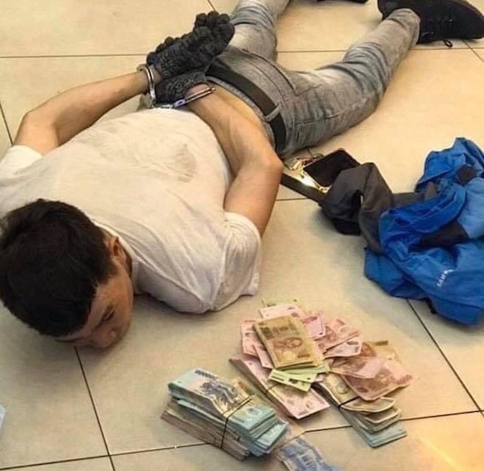 Khoét trần, đu dây trộm tiền của cửa hàng như phim hành động - 2 Khoét trần, đu dây trộm tiền của cửa hàng như phim hành động - 2