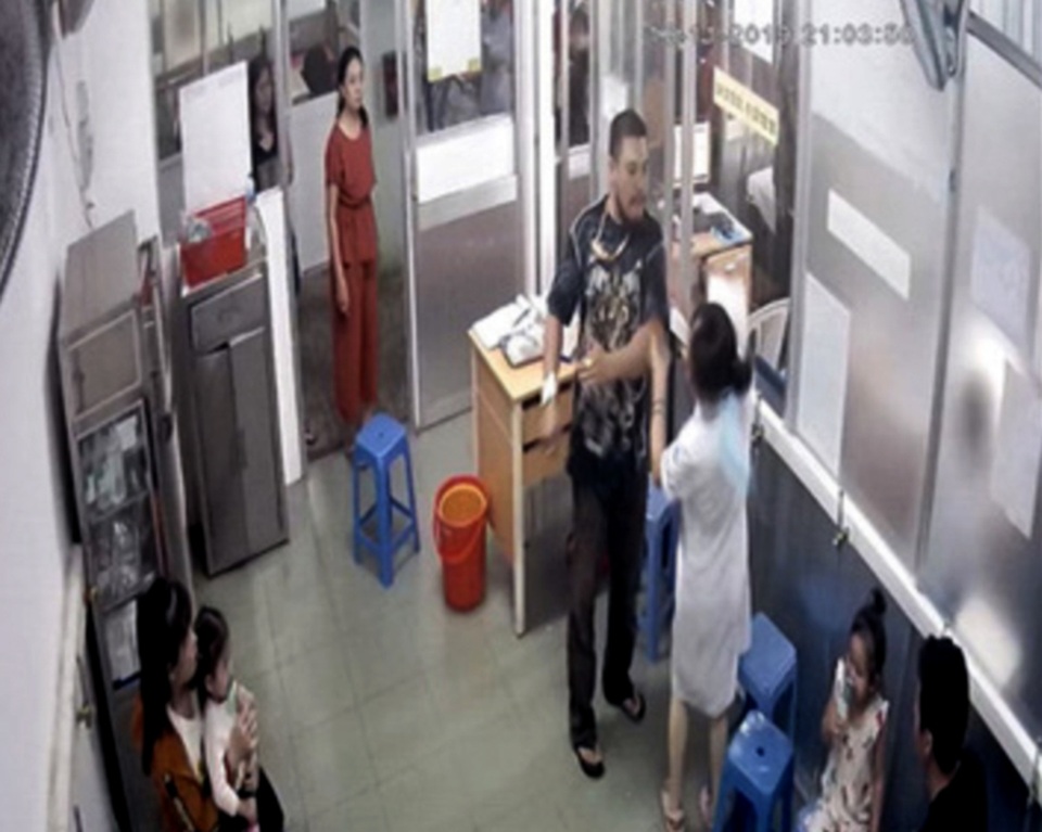 Vụ nữ điều dưỡng bị cha bệnh nhi đánh gãy xương hàm: Công an vào cuộc điều tra - 1