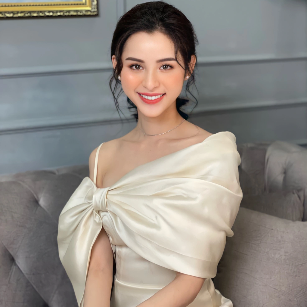 Người đẹp chuyển giới đang gây chú ý bất ngờ về quê bán bún cá là ai? - 1 Người đẹp chuyển giới đang gây chú ý bất ngờ về quê bán bún cá là ai? - 1