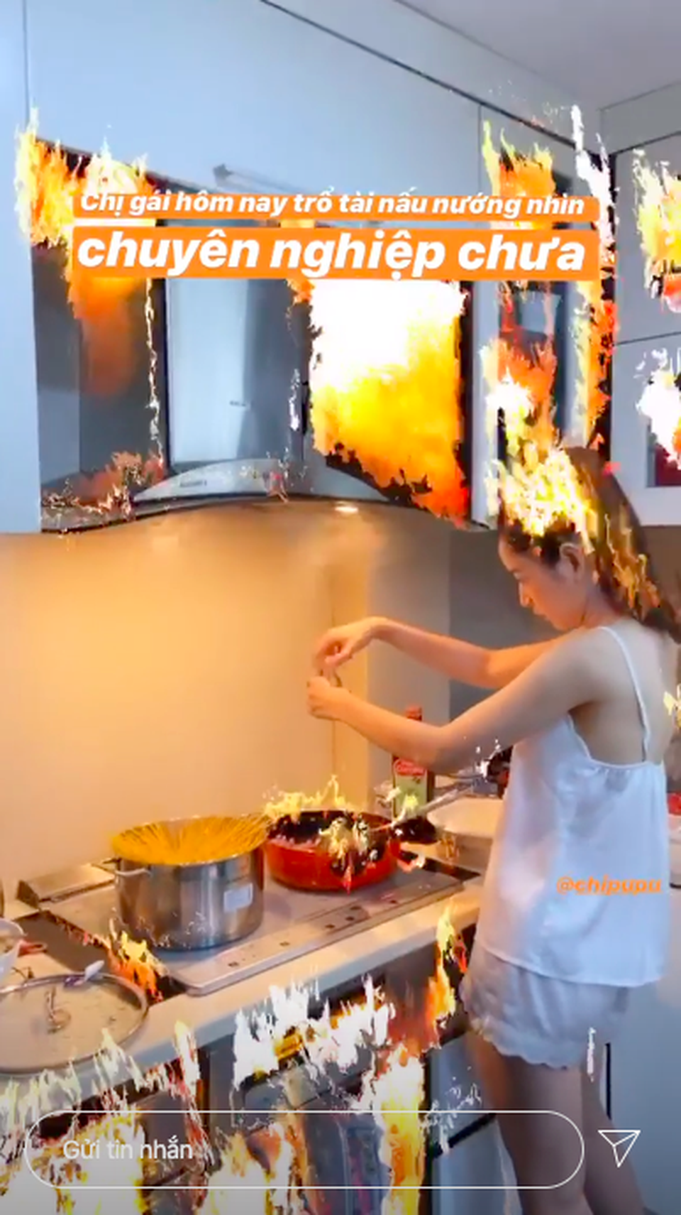 Hot girl rủ nhau vào bếp, giải trí phong phú khi ở nhà tránh Covid-19 - 1 Hot girl rủ nhau vào bếp, giải trí phong phú khi ở nhà tránh Covid-19 - 1
