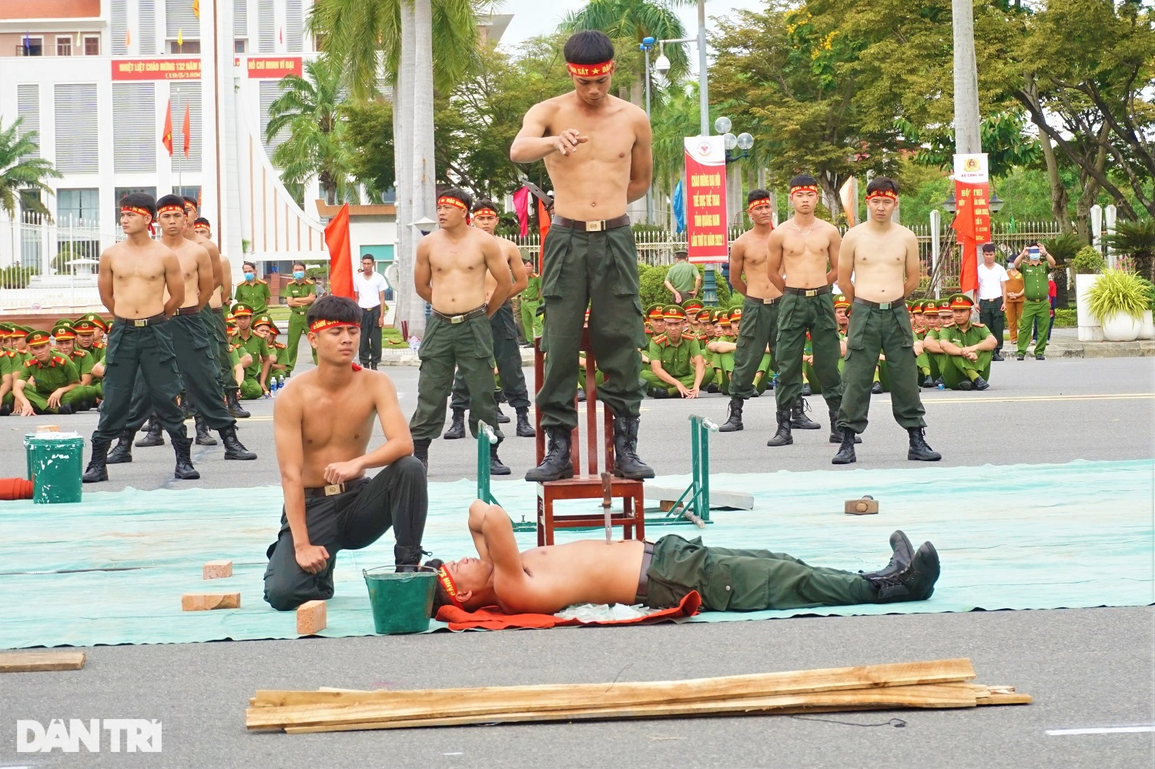 Ấn tượng màn võ thuật xuất sắc của chiến sĩ công an - 6 Ấn tượng màn võ thuật xuất sắc của chiến sĩ công an - 6