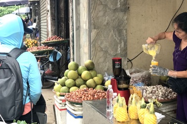 Nắng nóng, bán nước giải nhiệt kiếm vài triệu đồng mỗi ngày