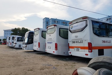 Nha Trang: Xe du lịch "đắp chiếu" hàng loạt