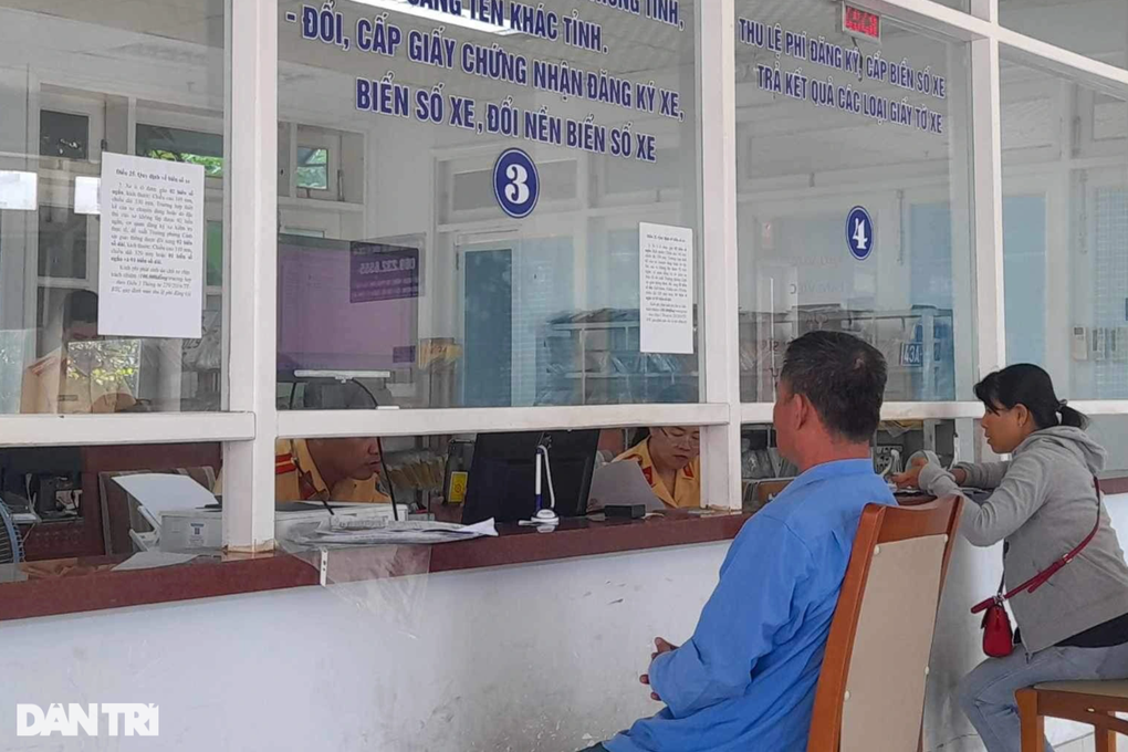 Cấp biển số xe theo mã định danh: Dân toát mồ hôi... vì nghẽn mạng - 2 Cấp biển số xe theo mã định danh: Dân toát mồ hôi... vì nghẽn mạng - 2