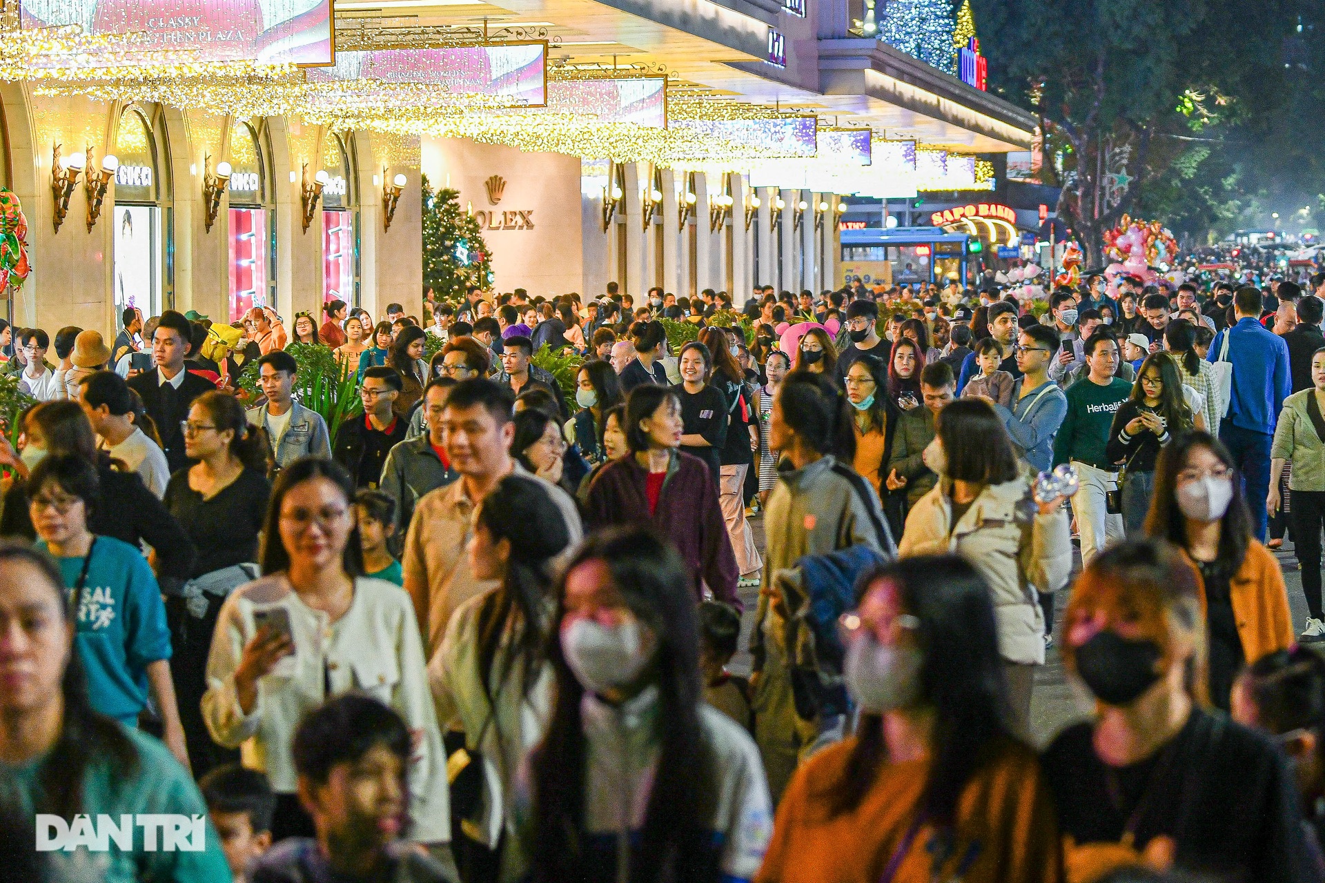 Cặp đôi đi vòng quanh thế giới hôn nhau đón năm mới ở Hà Nội - 2 Cặp đôi đi vòng quanh thế giới hôn nhau đón năm mới ở Hà Nội - 2