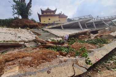 Vụ sập bờ kè "uy hiếp" Đền Mẫu: Công ty bảo hiểm vào cuộc
