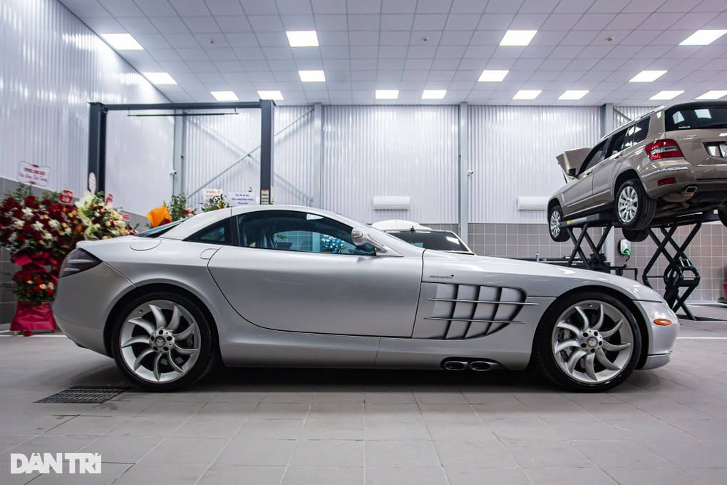 Cận cảnh mũi tên bạc Mercedes-Benz SLR McLaren độc nhất Việt Nam - 4 Cận cảnh mũi tên bạc Mercedes-Benz SLR McLaren độc nhất Việt Nam - 4