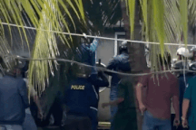 Vụ Thiếu tá công an bị đâm tử vong: Nghi can cầm dao cố thủ trong nhà