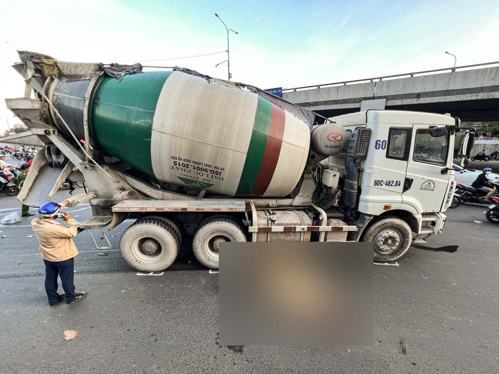 Xe chở rác lùi vào hẻm cán tử vong bé gái 2 tuổi - 1 Xe chở rác lùi vào hẻm cán tử vong bé gái 2 tuổi - 1