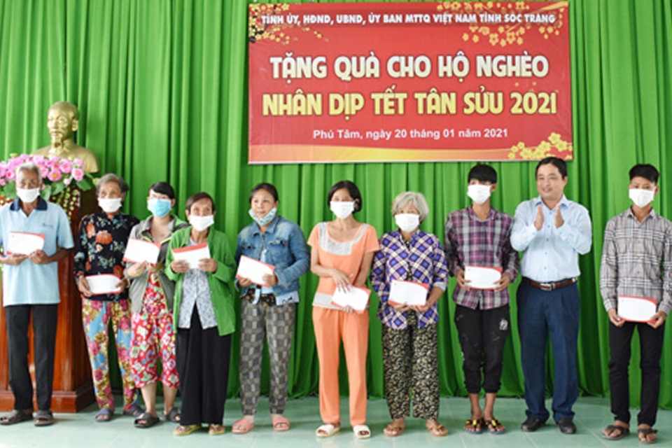 Sóc Trăng: Trao nhiều phần quà tới gia đình chính sách, hộ nghèo dịp Tết - 2 Sóc Trăng: Trao nhiều phần quà tới gia đình chính sách, hộ nghèo dịp Tết - 2