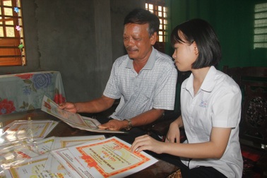 Vừa học, vừa giúp mẹ làm bánh bán vẫn thi đạt điểm cao