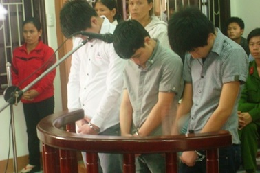 Cướp của trẻ con để lấy tiền đi chơi gái