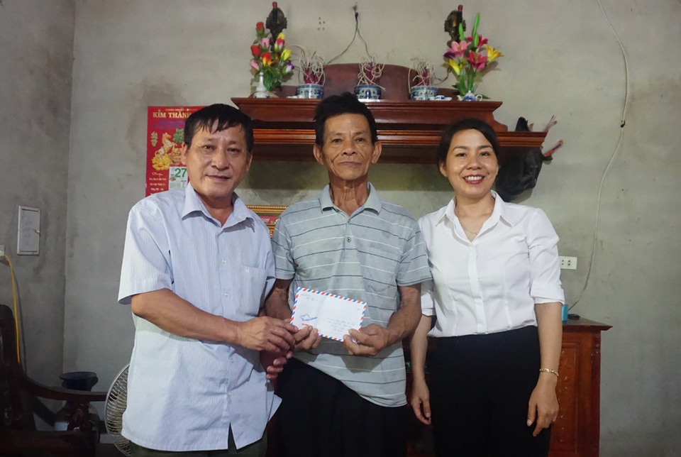 Những người vợ liệt sĩ rưng rưng xúc động nhận quà giúp đỡ của báo Dân trí - 5 Những người vợ liệt sĩ rưng rưng xúc động nhận quà giúp đỡ của báo Dân trí - 5