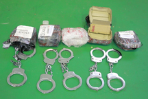 Xe chuyển phát nhanh chở nhiều còng số 8 và súng