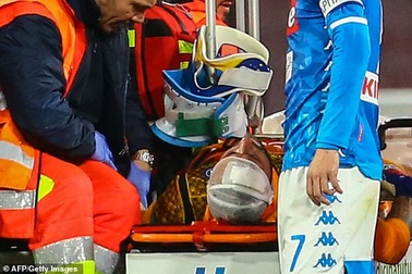 Cựu cầu thủ Arsenal ngất xỉu trên sân, nhập viện trong vô thức