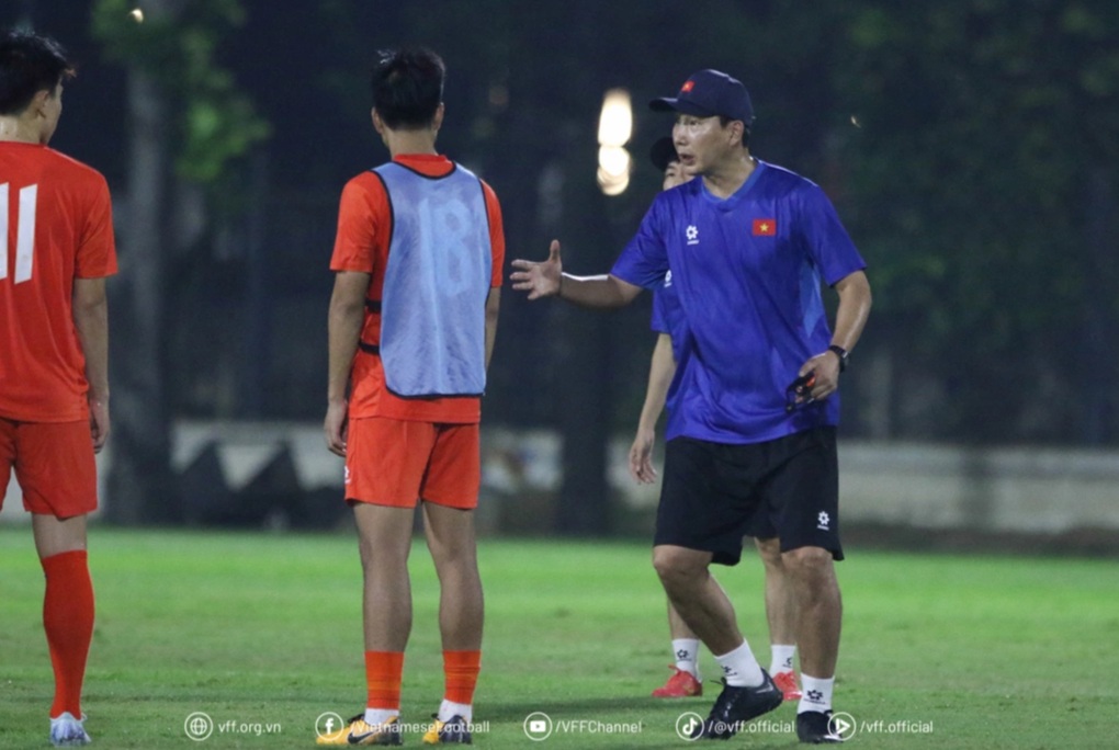 U23 Việt Nam hứng khởi trong buổi tập đầu tiên ở Indonesia - 2 U23 Việt Nam hứng khởi trong buổi tập đầu tiên ở Indonesia - 2