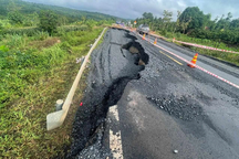 Đường sụt lún, nứt toác thành hố sâu sau mưa lớn tại Đắk Lắk