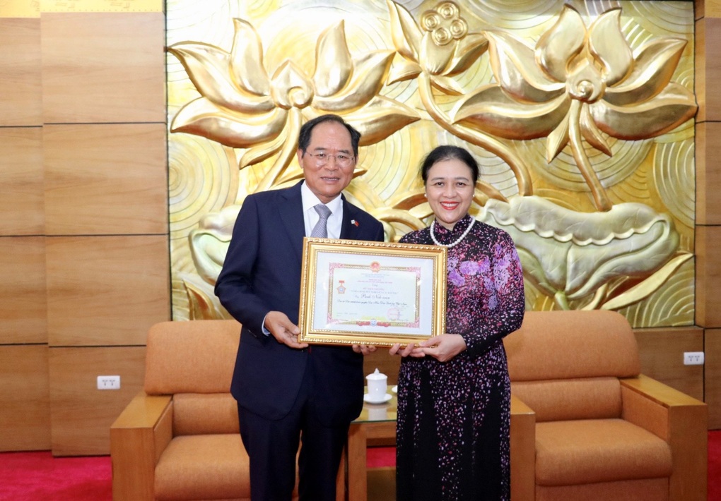 Đại sứ Hàn Quốc tại Việt Nam nhận Huân chương Hữu nghị - 2 Đại sứ Hàn Quốc tại Việt Nam nhận Huân chương Hữu nghị - 2