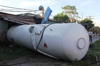 Xe bồn chở gas bị tàu hất văng, 4 người bị thương