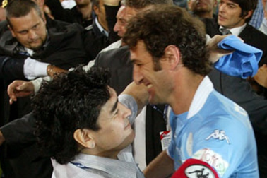 Maradona bán đấu giá áo số 10, ủng hộ CLB cũ Napoli