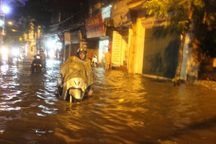 Mưa lớn cả tiếng, đường Hà Nội lại thành biển nước