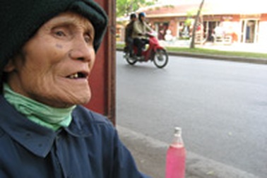 Kỳ 3: Cụ ông 78 tuổi hơn 20 năm bơm xe vỉa hè