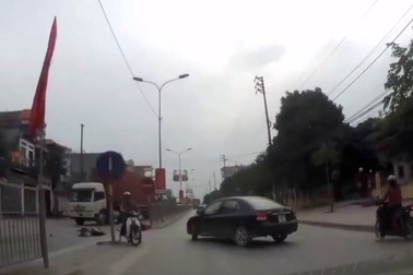 Sang đường gấp, ô tô tông xe máy