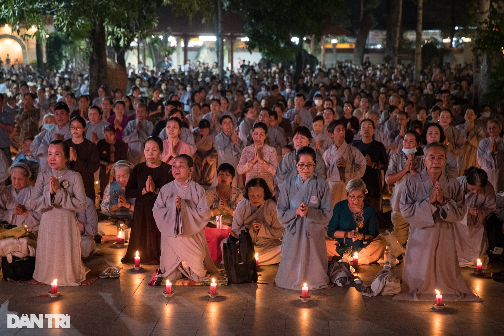 Hàng ngàn ngọn hoa đăng lung linh tại đại lễ kỷ niệm Đức Phật A Di Đà - 2 Hàng ngàn ngọn hoa đăng lung linh tại đại lễ kỷ niệm Đức Phật A Di Đà - 2