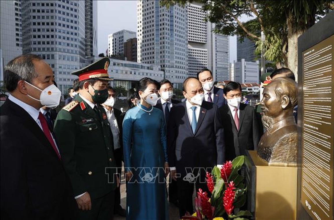 Chủ tịch nước dâng hoa tại Tượng đài Chủ tịch Hồ Chí Minh ở Singapore - 1 Chủ tịch nước dâng hoa tại Tượng đài Chủ tịch Hồ Chí Minh ở Singapore - 1