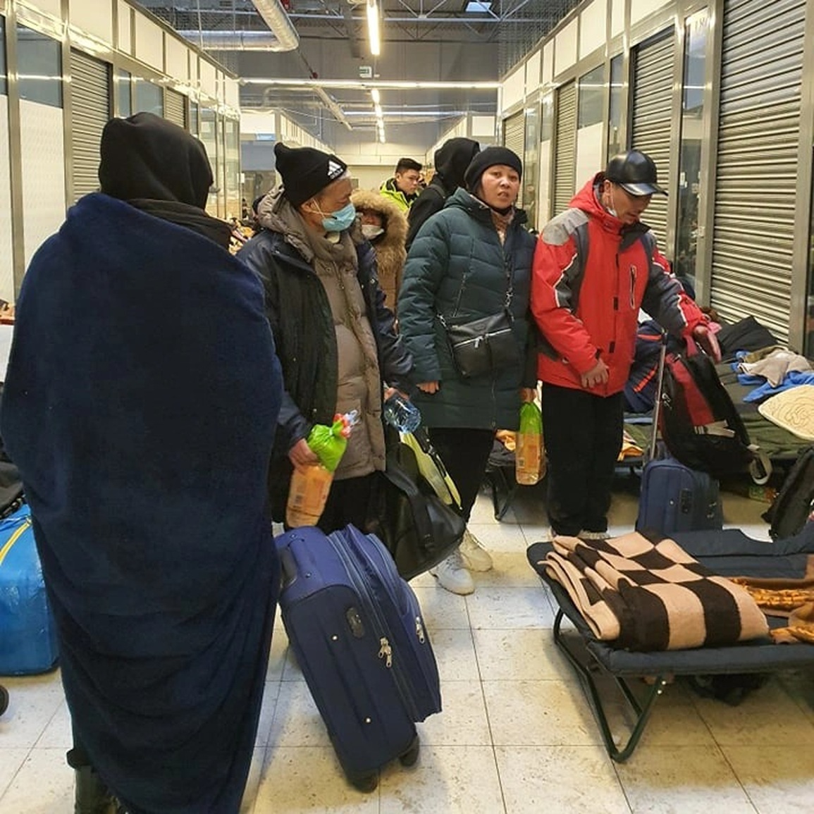 Người Việt nấu cháo chở ra biên giới, trắng đêm đón đồng hương từ Ukraine - 5 Người Việt nấu cháo chở ra biên giới, trắng đêm đón đồng hương từ Ukraine - 5