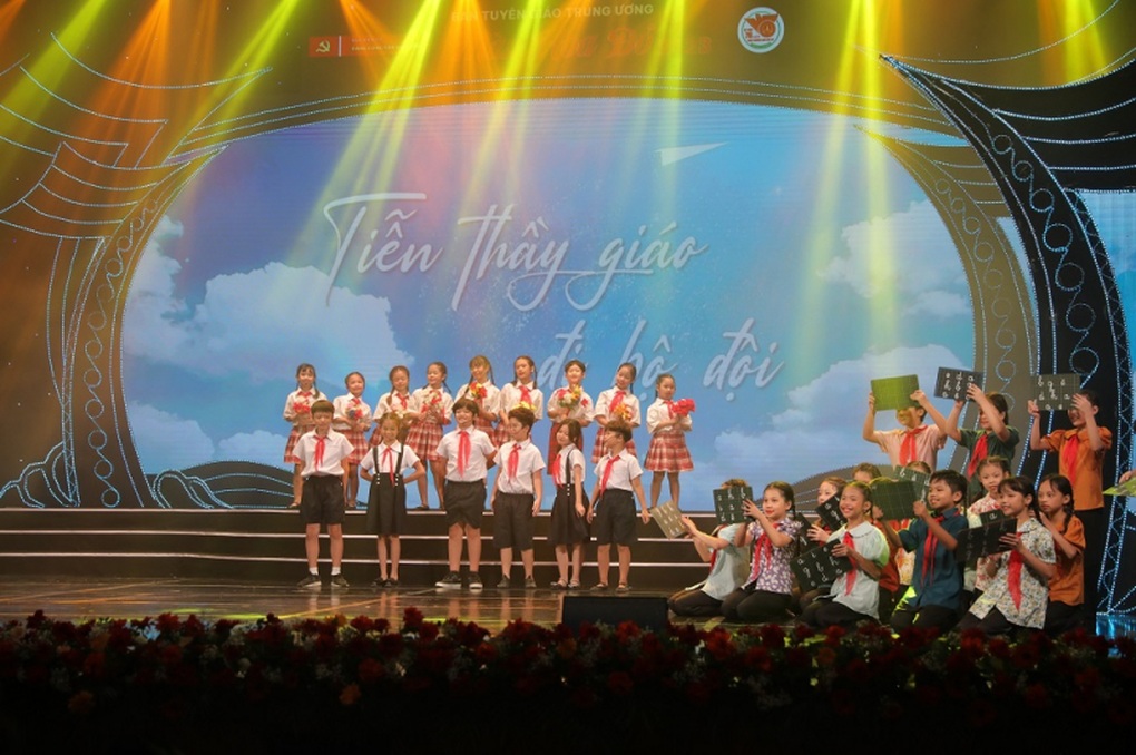 Chương trình Màu hoa đỏ: Khúc tráng ca hào hùng về một thời hoa lửa - 4 Chương trình Màu hoa đỏ: Khúc tráng ca hào hùng về một thời hoa lửa - 4