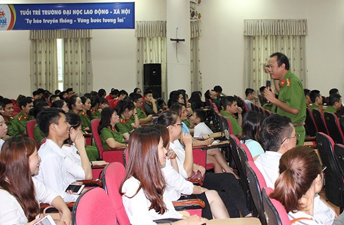 Sinh viên Trường Đại học Lao động - Xã hội chăm chú nghe Đại tá Lê Tiến Trung chia sẻ về các hiểm họa của ma túy.