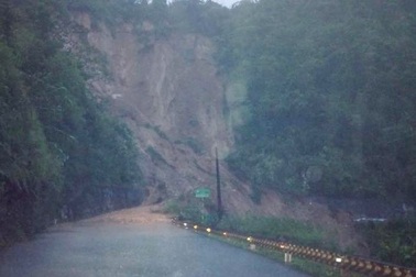 Đất lở chặn 2 đầu đèo, 30 người mắc kẹt 10 tiếng trên đèo đã được cứu sống