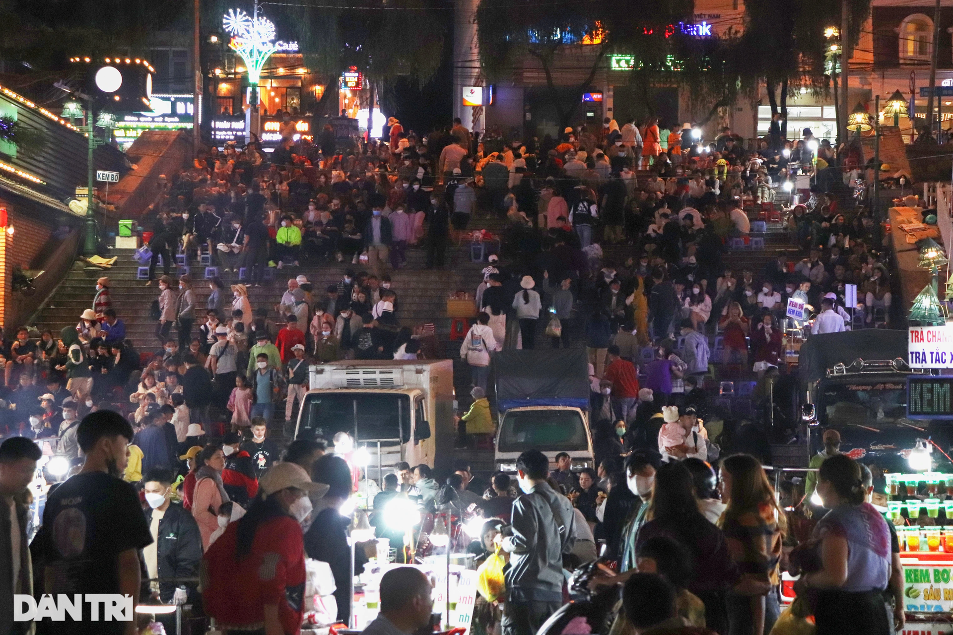 Du khách chen chúc tham quan ở chợ đêm lớn nhất thành phố ngàn hoa - 3 Du khách chen chúc tham quan ở chợ đêm lớn nhất thành phố ngàn hoa - 3
