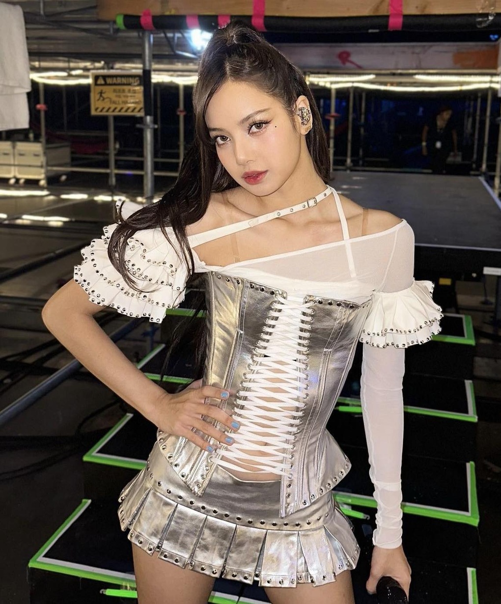 Lisa mặc kín như bưng khi về Hàn Quốc sau show diễn ở hộp đêm thoát y - 4 Lisa mặc kín như bưng khi về Hàn Quốc sau show diễn ở hộp đêm thoát y - 4