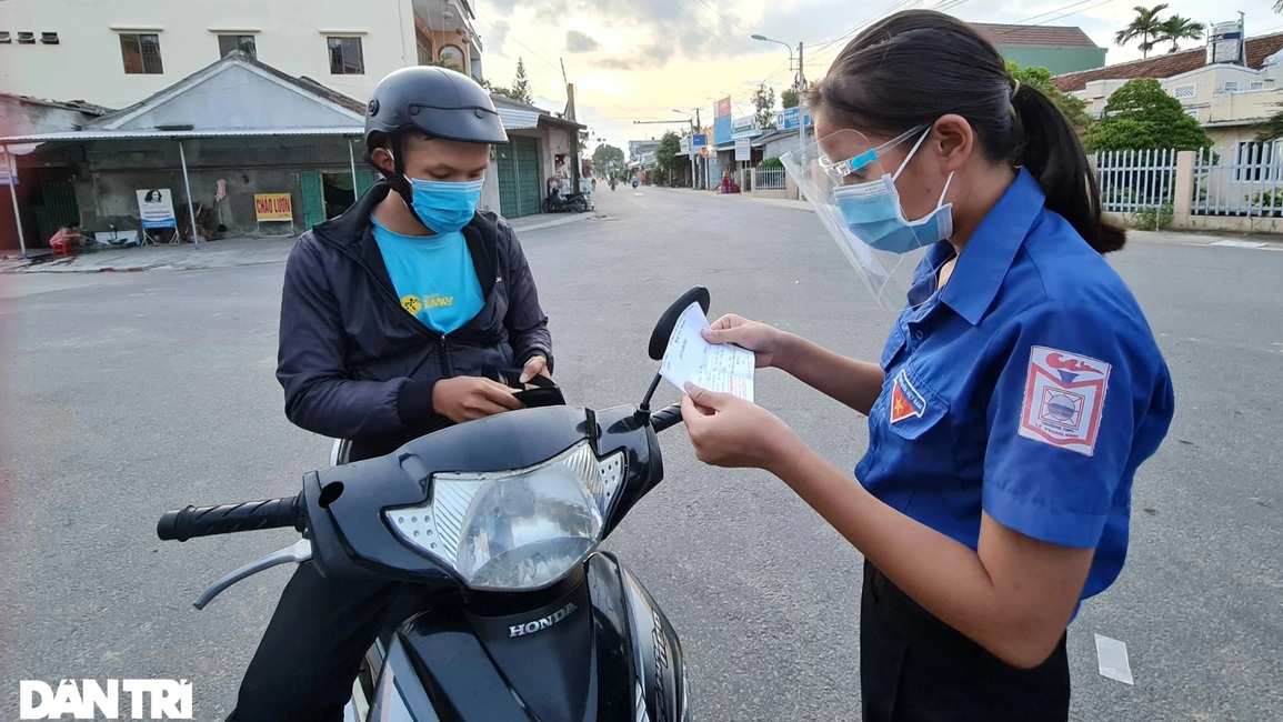 Cán bộ không chuyên trách nhận hỗ trợ tối đa 900.000 đồng/tháng - 1 Cán bộ không chuyên trách nhận hỗ trợ tối đa 900.000 đồng/tháng - 1