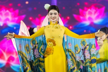 Hoa hậu Hoàng Châu Anh thu hút với áo dài “cánh sen phát sáng” dưới mưa