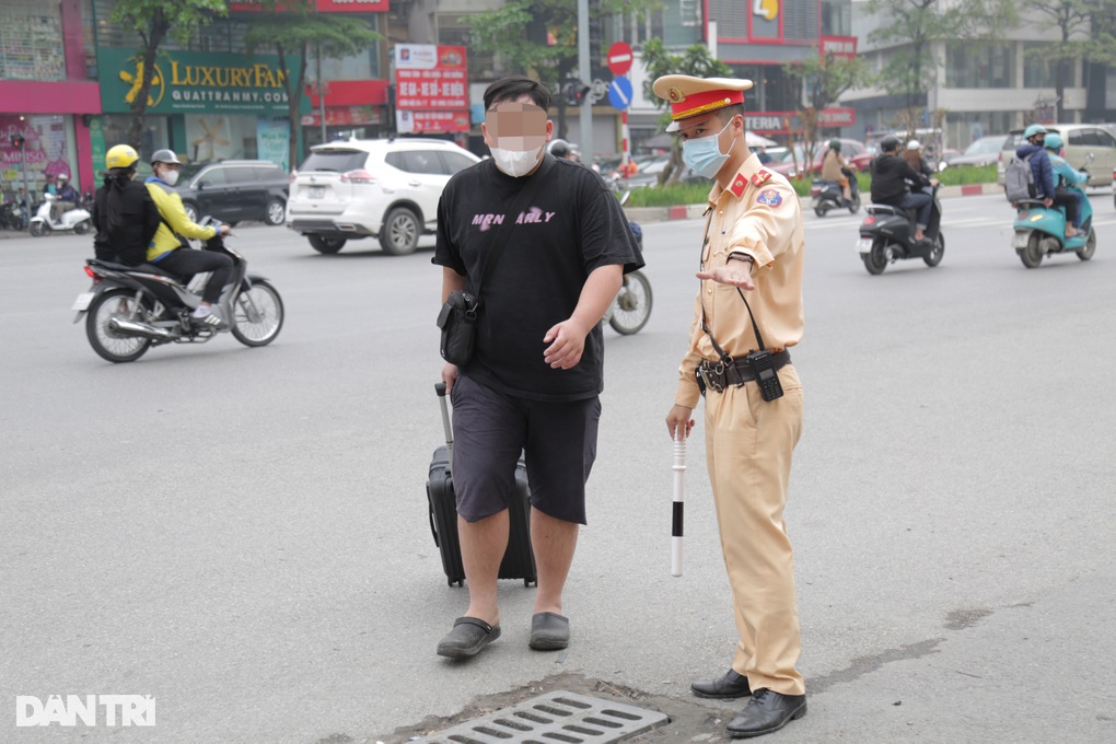 Người đi bộ bất ngờ khi bị cảnh sát giao thông Hà Nội xử phạt - 2 Người đi bộ bất ngờ khi bị cảnh sát giao thông Hà Nội xử phạt - 2