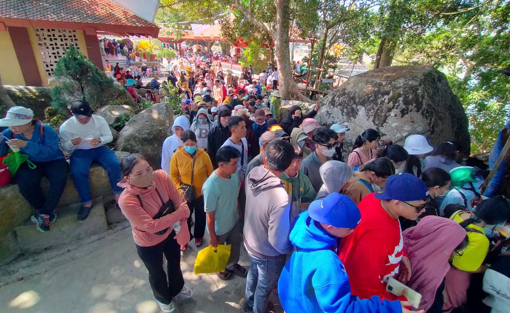 Hàng nghìn người chen chân lên núi cao nhất miền Tây mùng 4 Tết - 1 Hàng nghìn người chen chân lên núi cao nhất miền Tây mùng 4 Tết - 1