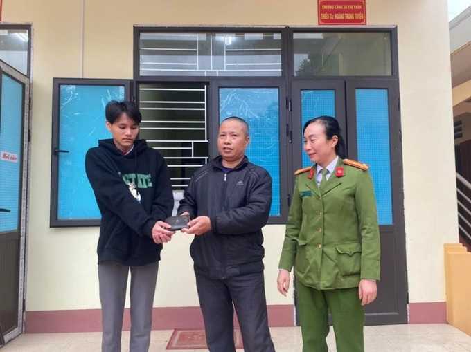 Em Vượng trao trả lại ví, tiền cho anh Hiển.