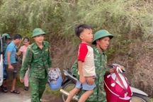 Đưa dân xuống hầm trú ẩn trước giờ bão Kajiki đổ bộ