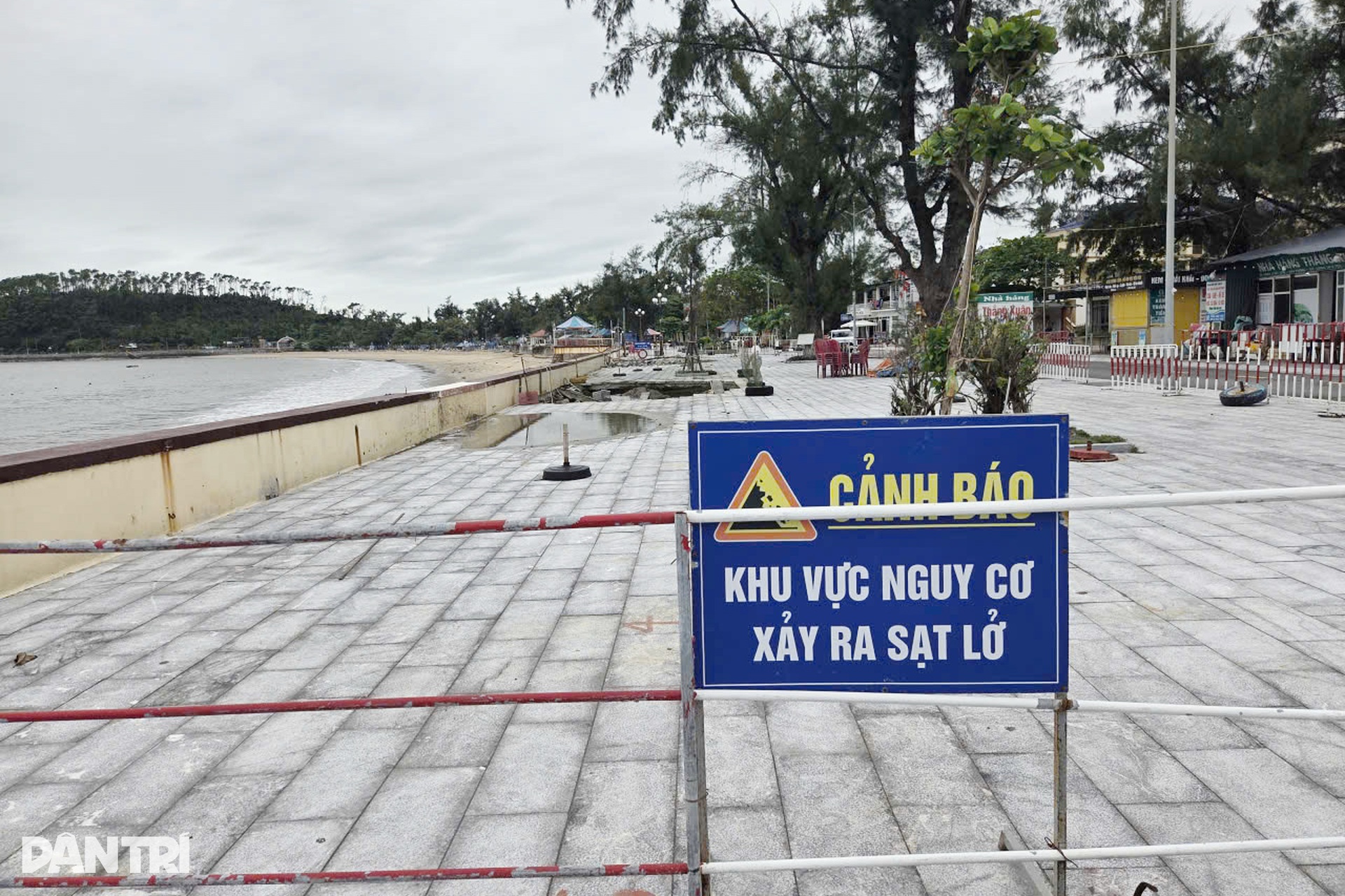 Bờ kè ở Đồ Sơn - Hải Phòng sụt lún sau bão - 8 Bờ kè ở Đồ Sơn - Hải Phòng sụt lún sau bão - 8