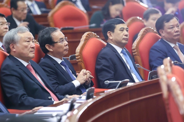 Bộ Chính trị cấm bố trí người nhà lãnh đạo làm quản lý trong 13 ngành