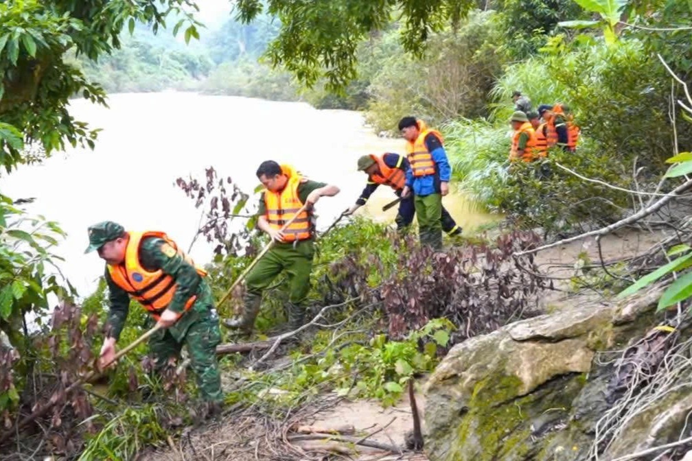 Hơn 100 người tìm kiếm đôi vợ chồng đuối nước ở Lào Cai - 1