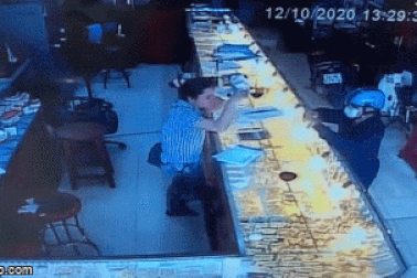 Thanh niên giả vờ mua 2 nhẫn vàng 120 triệu đồng rồi cướp trong chớp mắt