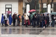 Người Hà Nội đội mưa rét từ tờ mờ sáng chờ đổi giấy phép lái xe