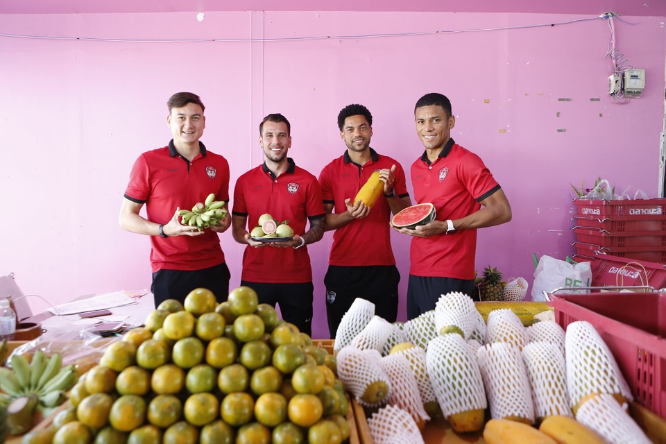 Văn Lâm và các đồng đội ở Muangthong United thư giãn tại chợ trái cây - 8