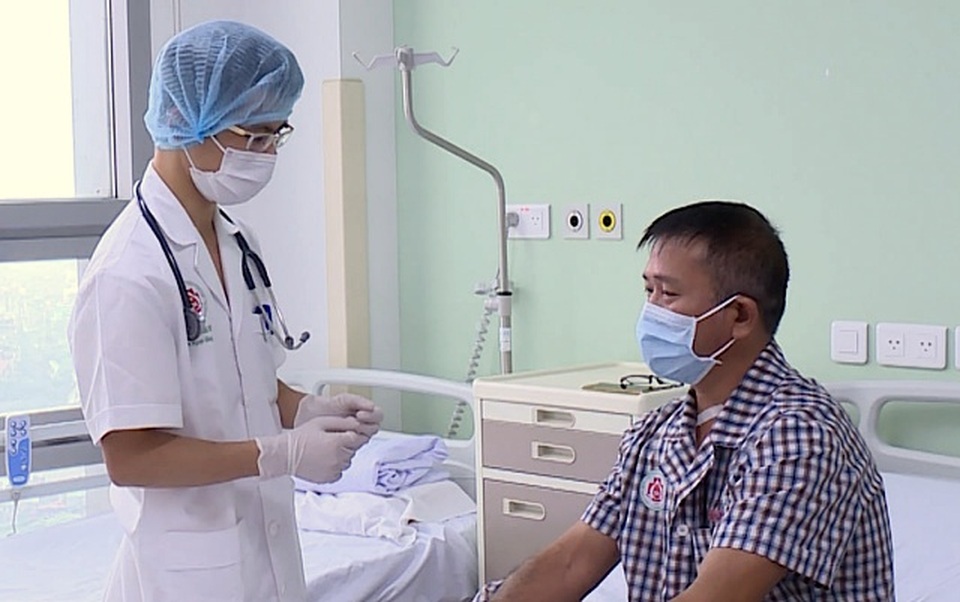 Vào viện cấp cứu, người đàn ông ôm theo máy chà cắm găm vào ngực - 2 Vào viện cấp cứu, người đàn ông ôm theo máy chà cắm găm vào ngực - 2